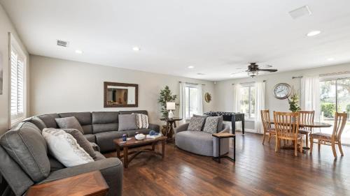 Temecula House | Breathtaking Meadows by AvantStay Temecula Group Retreat Pool Pickleball Firepit Hot Tub