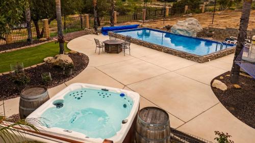Temecula House | Breathtaking Meadows by AvantStay Temecula Group Retreat Pool Pickleball Firepit Hot Tub