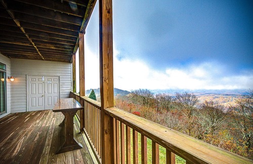 Sugar Mountain Condo | Breathtaking Mountain View-come enjoy this cozy retreat!