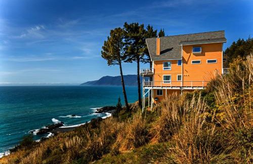 Shelter Cove Apartment | Breathtaking Oceanview! by OceanviewHotTubs Monthly Minimum