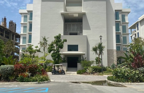 Herreras Apartment | Breathtaking PH | 4 Bedroom Duplex w. Pool