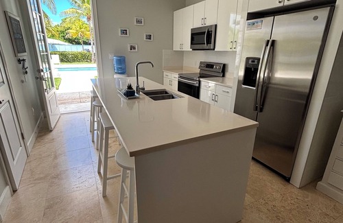 Palm Cay Condo | Breathtaking Pool Front 3-Bedroom Condo, Just 8-Min Walk to Pristine Beach!