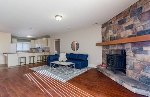 Mono Villa | Breathtaking Rosemont Villa Near Earl Rowe Provincial Park