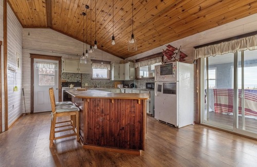 Eastern Kings Cottage | Breathtaking Views, Absolute Privacy, Modern&Cozy! 5mins to PEI's 2 BEST Beaches
