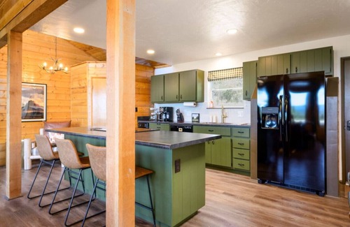 Highland Pines Cabin | Breathtaking Views. Elevated Comfort. Pets Welcome