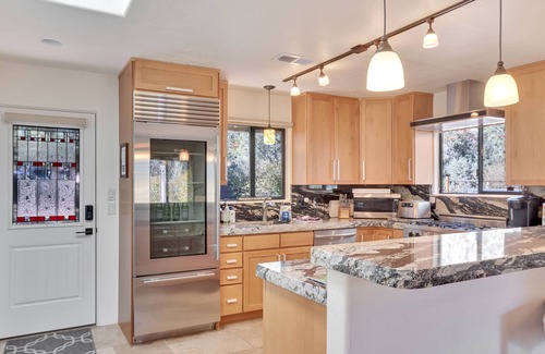 West Sedona House | BREATHTAKING VIEWS- Tranquil, Romantic Cottage with Hot Tub