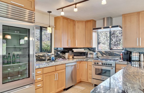 West Sedona House | BREATHTAKING VIEWS- Tranquil, Romantic Cottage with Hot Tub
