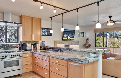 West Sedona House | BREATHTAKING VIEWS- Tranquil, Romantic Cottage with Hot Tub
