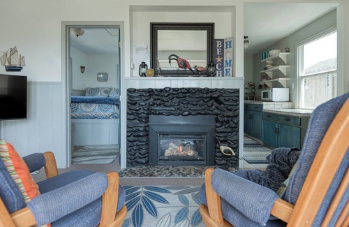 Lincoln Beach House | Breeze Cottage is the perfect romatic getaway, enjoy ocean views from the deck.