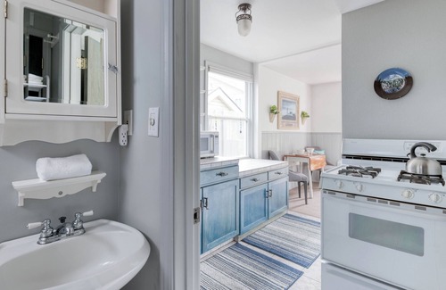 Lincoln Beach House | Breeze Cottage is the perfect romatic getaway, enjoy ocean views from the deck.