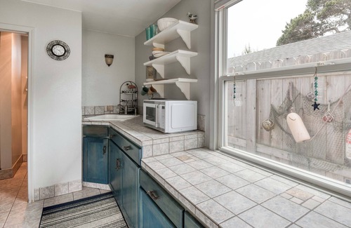 Lincoln Beach House | Breeze Cottage is the perfect romatic getaway, enjoy ocean views from the deck.