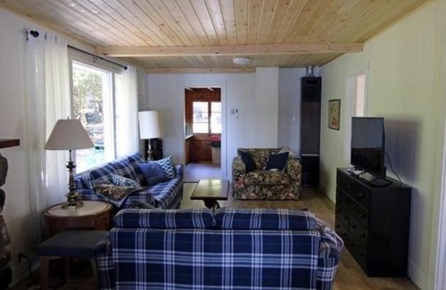 Tobermory House | Breezy Bay Waterfront Cottage