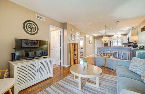 Wilmington Beach Condo | Breezy Carolina Beach Condo w/Balcony & Pools!