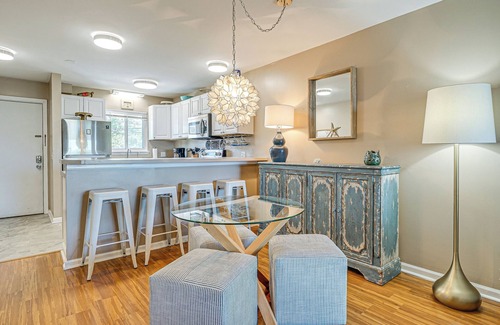 Wilmington Beach Condo | Breezy Carolina Beach Condo w/Balcony & Pools!