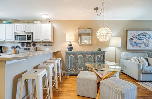 Wilmington Beach Condo | Breezy Carolina Beach Condo w/Balcony & Pools!