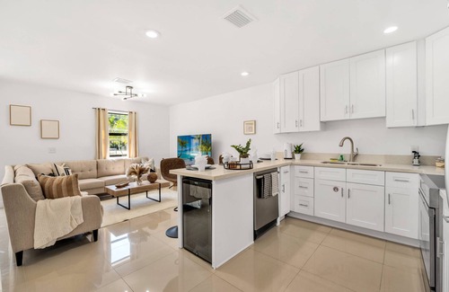Dania Beach House | Breezy Dania Beach Proximity: Hot Tub, Remodeled & Family-Friendly, BBQ Ready Retreat