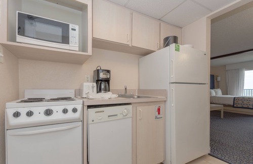 Daytona Beach Shores Apartment | Breezy Dolphin Beach Club, Studio Beach Front