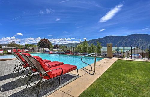 Manson Apartment | Breezy Lake Chelan Condo with Pool and Hot Tub Access!