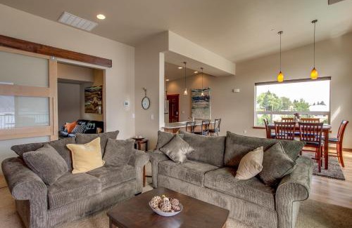 Manson Apartment | Breezy Lake Chelan Condo with Pool and Hot Tub Access!