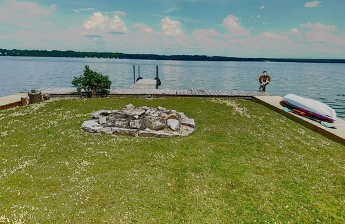 Seneca Falls House | Breezy Lake Front Living/One of a kind backyard/Fire pit/Kayaks/Nature/Wineries
