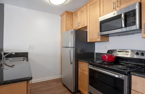 Ocean Park Apartment | Breezy Santa Monica 1BR w/Pool, Spa, BBQs, walk to beach, by Blueground