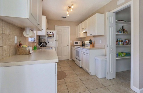 South Venice House | Breezy Villa - Minutes to Beaches - Fenced Yard - Pets Welcome - WiFi