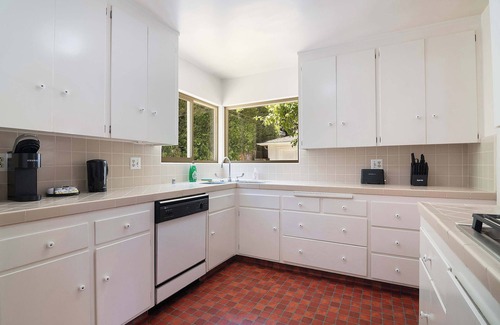 Los Angeles House | Brentwood Home + Big Yard in Gated Community