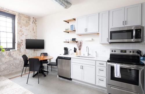 Westown Apartment | Brewery District 2-Story 2BR Apt Near Fiserv with Rooftop Gym and Parking