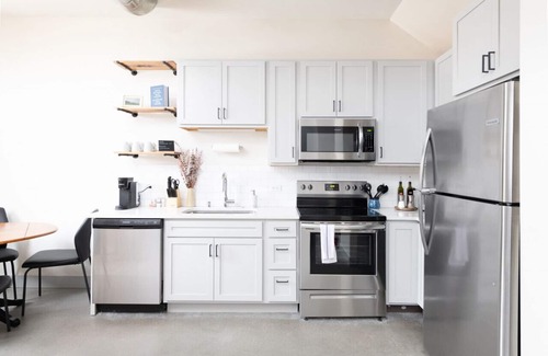 Westown Apartment | Brewery District 2-Story 2BR Apt Near Fiserv with Rooftop Gym and Parking