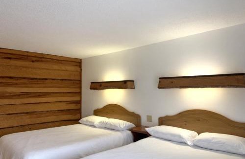 Tomahawk House | Bridge Inn Tomahawk - Room 107, 2 Queen Beds, Pet Friendly, Laminate Wood Flooring , Walkout, River View