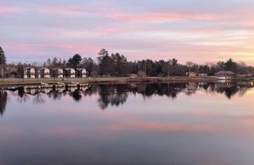Tomahawk House | Bridge Inn Tomahawk - Room 107, 2 Queen Beds, Pet Friendly, Laminate Wood Flooring , Walkout, River View
