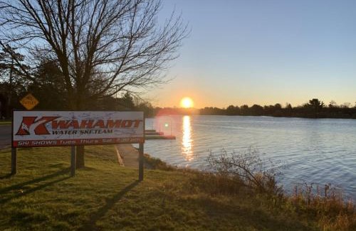 Tomahawk House | Bridge Inn Tomahawk - Room 107, 2 Queen Beds, Pet Friendly, Laminate Wood Flooring , Walkout, River View
