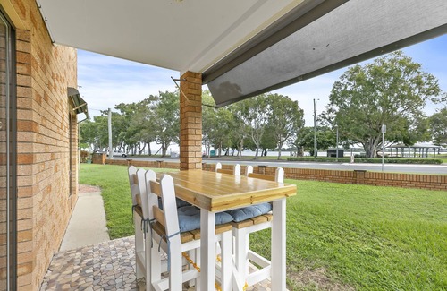 Bongaree Apartment | BRIDGE VIEW!