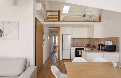 Santo Amaro Apartment | Bridgeview Alcântara – The 3BR Loft Edition