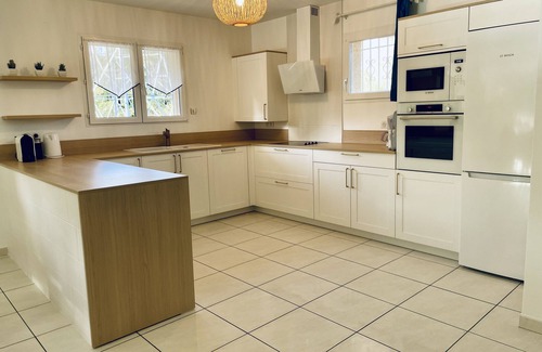 Saint-Genis Villa | Bright villa, swimming pool, large private garden.