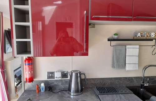 Wisbech Cabin | Bright, comfortable countryside lodge (pet & golfer friendly!)