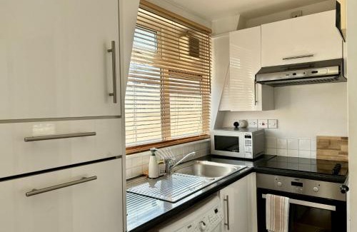 Earl's Court Apartment | Bright 1 Bedroom Central London