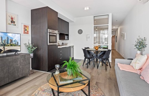 Fitzroy North Apartment | Bright 2-Bed Abode by Edinburgh Park & Amenities
