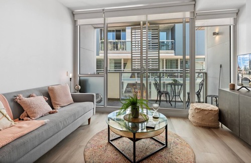 Fitzroy North Apartment | Bright 2-Bed Abode by Edinburgh Park & Amenities