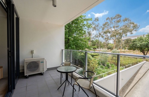 Lyneham Apartment | Bright 2-Bed Flat Near City Amenities