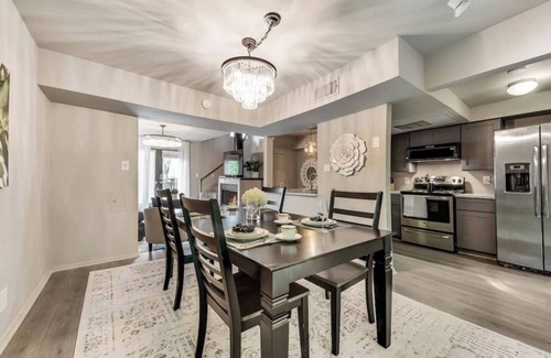 Old East Dallas Condo | Bright 2-bed loft in boutique Lakewood building with luxe touches & high-speed WiFi.