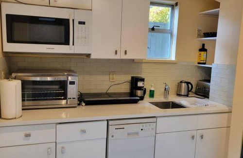 Ambleside Apartment | Bright 2 BR, Great Location
