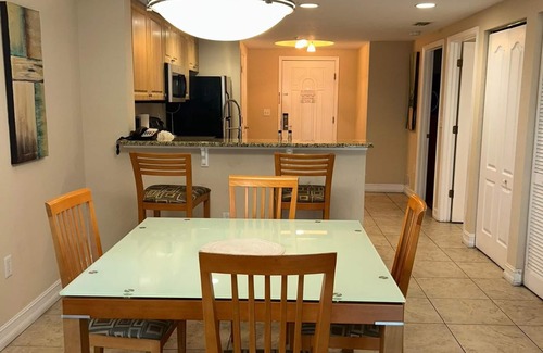 Capri Isle Condo | Bright 2BR/2BA Condo Near Beach, w Parking & Pool