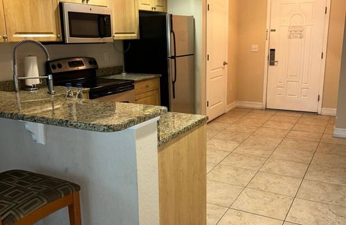 Capri Isle Condo | Bright 2BR/2BA Condo Near Beach, w Parking & Pool