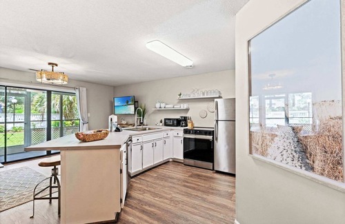 Little River Condo | Bright 2BR Condo | Poolside Patio | Near Beach