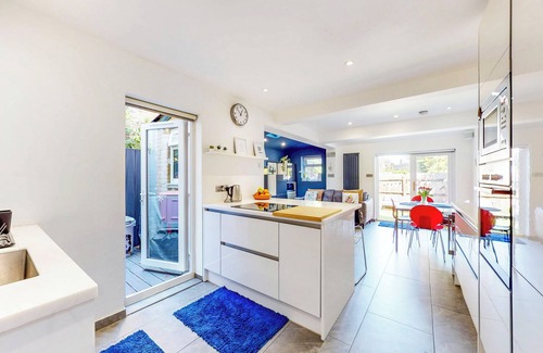Thamesfield Apartment | Bright 2BR Flat W/Garden & BBQ Near River Thames