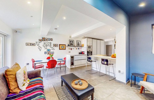 Thamesfield Apartment | Bright 2BR Flat W/Garden & BBQ Near River Thames