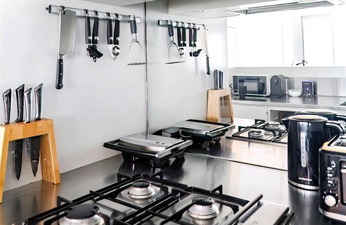 Darlinghurst Apartment | Bright 2BR Pad with Scenic City-View, Gym & Pool