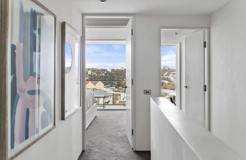 Darlinghurst Apartment | Bright 2BR Pad with Scenic City-View, Gym & Pool