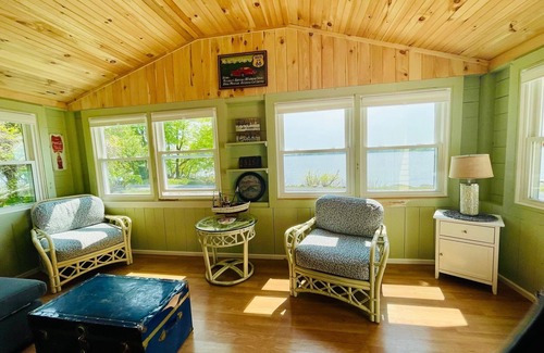 North Hero Cottage | Bright 3 Bedroom Lake Cottage with dock!